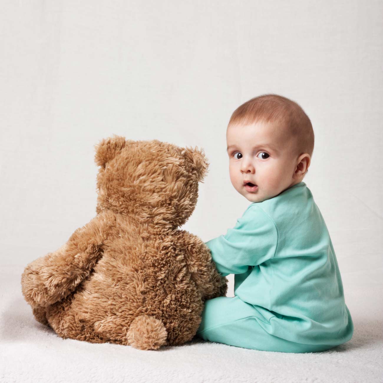 Baby mit Teddybär
